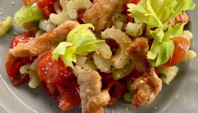 Fotorecepte: Karstie tītara filejas salāti ar tomātiem un seleriju