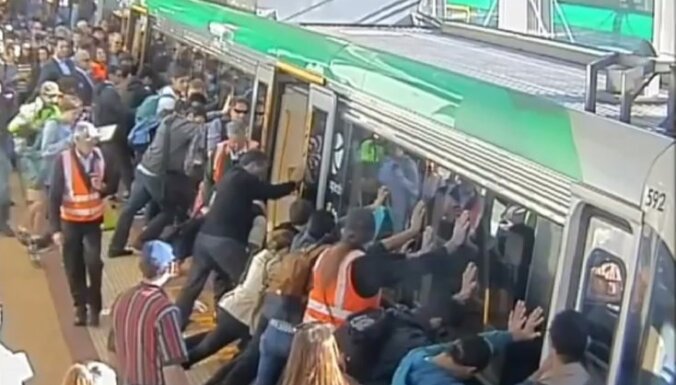 Video: Austrālijā pasažieri apgāž vilcienu, lai izglābtu iesprūdušu vīrieti
