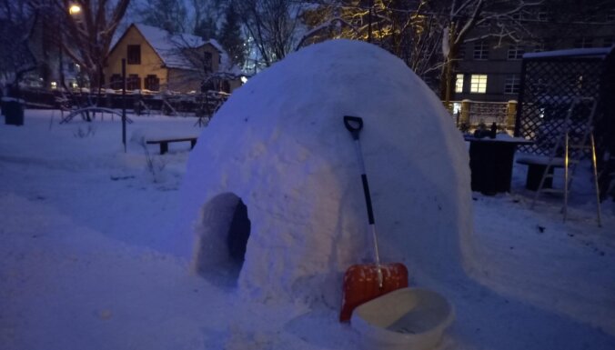 Foto: Tētis par prieku dēliem uzbūvē iespaidīgu eskimoviesnīciņu; pirmie viesi jau pieteikušies