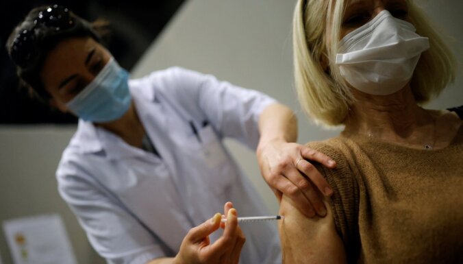 Все люди из живой очереди в Цесисе уже привиты, в Даугавпилсе использована половина вакцин