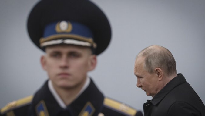 Parādē Maskavā nav manīts Ģenerālštāba priekšnieks Gerasimovs