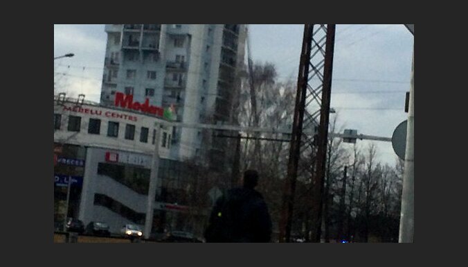 ФОТО, ВИДЕО: В Пурвциемсе загорелась многоэтажка; есть пострадавшие