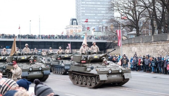 ВИДЕО, ФОТО: В Риге прошел праздничный военный парад