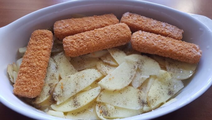 Zivju pirkstiņu sacepums ar kartupeļiem un sīpoliem