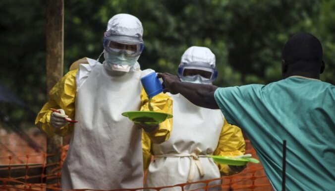 Protestētāji uzbrūk Ebolas vīrusa karantīnas centram Libērijā