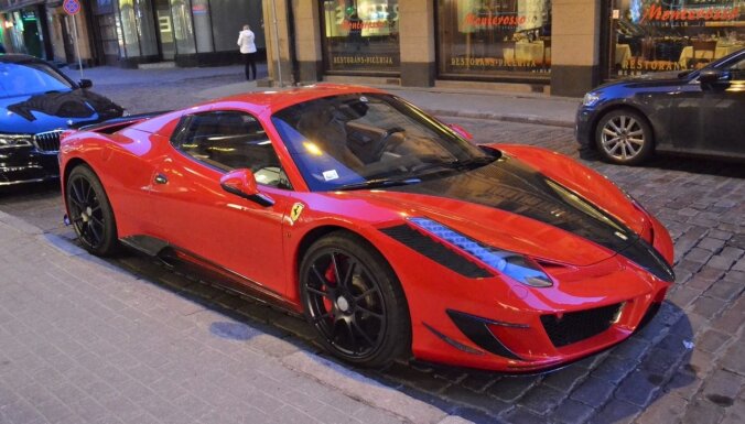 Foto: VID izsola konfiscētu 'Ferrari' superauto