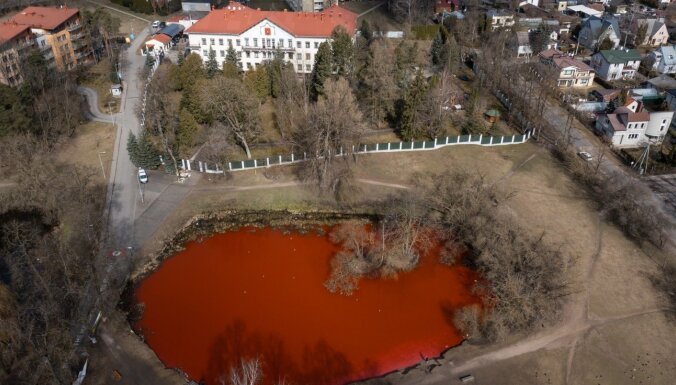 ФОТО: Вода в пруду около российского посольства в Литве окрасилась в кровавый цвет