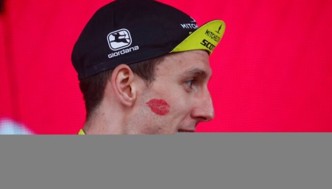 Kopvērtējuma līderis Jeitss uzvar sarežģītā 'Giro d'Italia' posmā