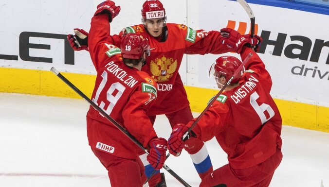 Krievijas hokejisti pārtrauc zviedru 54 uzvaru sēriju pasaules junioru čempionātos