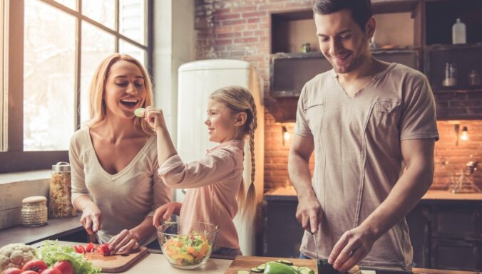 Ģimenes mājsēdes laikā sākušas biežāk gatavot mājās un ieturēt kopīgas maltītes