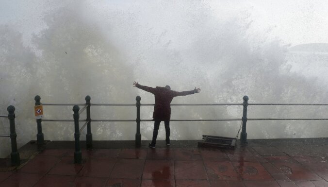 В Риге бушует шторм, уровень воды повысился на 125 см; в Огре — ледоход и опасные заторы на реке