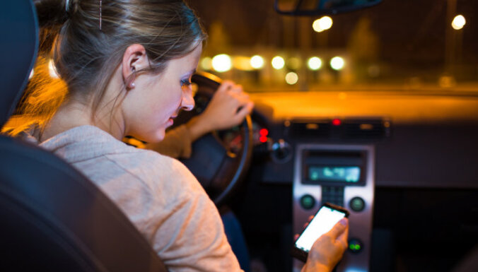 Опрос: 73% латвийских водителей пользуются мобильным телефоном за рулем