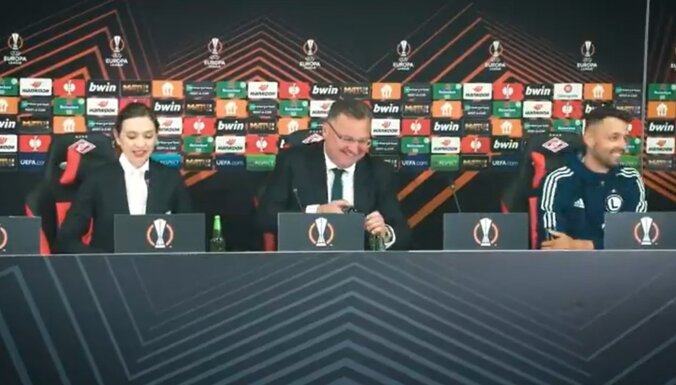 Video: 'Legia' treneris preses konferencē atkorķē aliņus