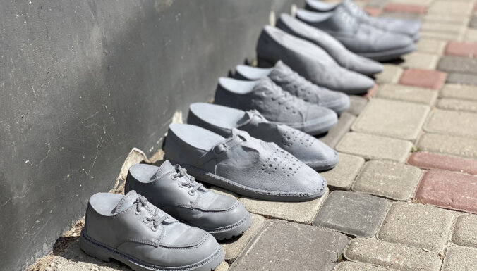 "Шествие живых" и обувь на улицах Цесиса. В Латвии проходят мероприятия памяти жертв геноцида еврейского народа
