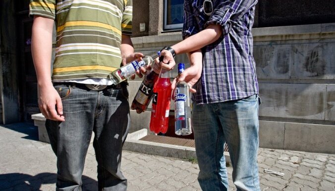 Нарколог: самому юному алкоголику в Латвии всего 10 лет