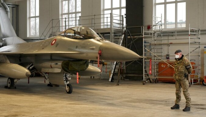 Lietuvā ieradušies četri Dānijas iznīcinātāji 'F-16'