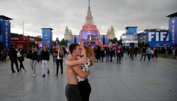 Российский болельщик извинился перед журналисткой за поцелуй в прямом эфире