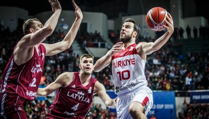 Latvijas basketbolisti Vecvagara debijā ar zaudējumu sāk PK atlasi