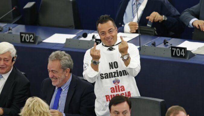Депутат Европарламента оштрафован за футболку с Меркель в образе Гитлера