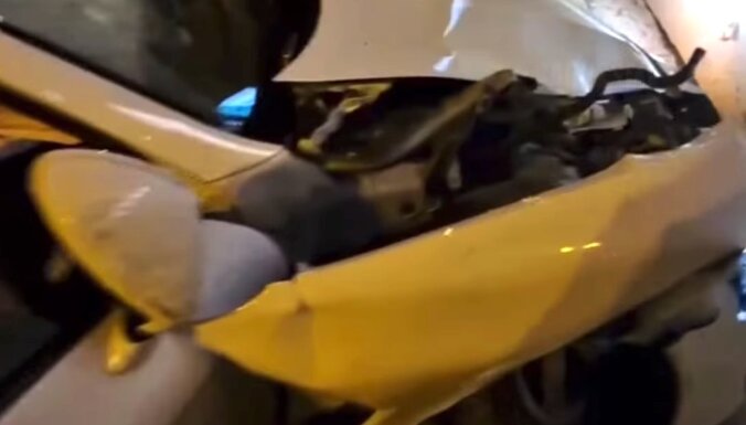 ВИДЕО: В центре Риги Porsche с иностранными номерами устроил аварию, водитель сбежал