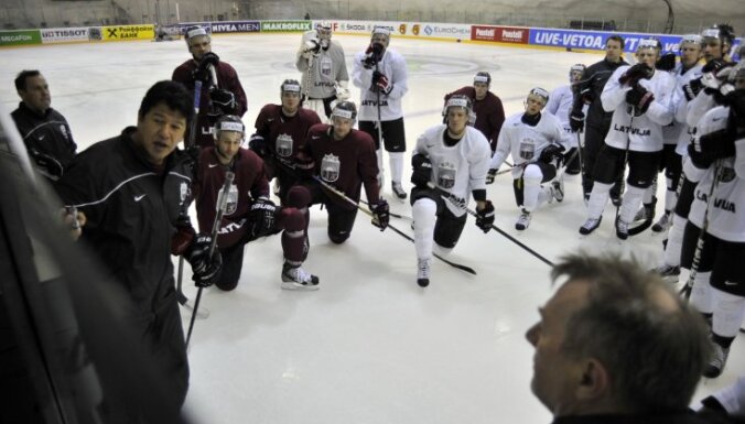 Latvijas hokejisti pacilātā noskaņojumā gatavojas agresīvai vāciešu pretspēlei