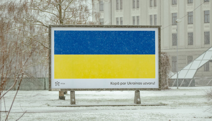 Foto: Rīgā izvietoti plakāti Ukrainas atbalstam