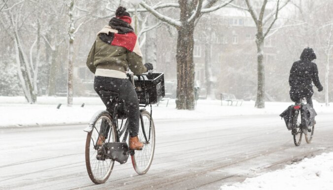 Мороз и снег не проблема. Как ездить на самокате или велосипеде в холодное время года и не страдать