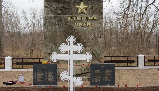 Foto: Tukumā vandaļi apgāna padomju karavīru kapu pieminekli