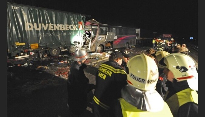 Autobusa un kravas auto sadursmē Austrijā seši bojāgājušie