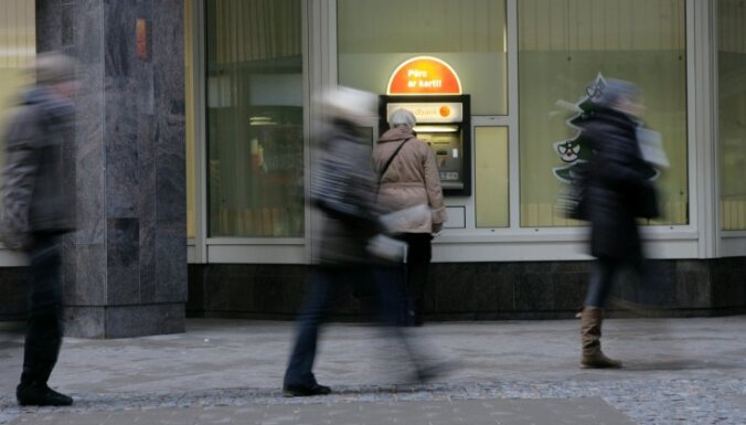 'Swedbank' klientu panika: izņemti 24 miljoni latu – mazāk par 1% no depozītu apjoma