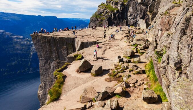 Bīstamākā klints Norvēģijā, kas ik gadu piesaista 300 tūkstošus ceļotāju