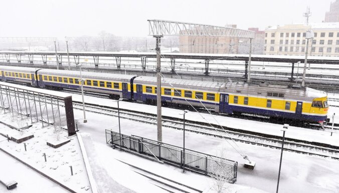 Под поезд попал человек: отменены два рейса на маршруте Рига — Елгава