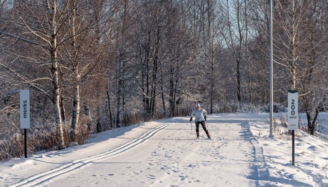 Foto: Zaķusalā atklāta bezmaksas distanču slēpošanas trase