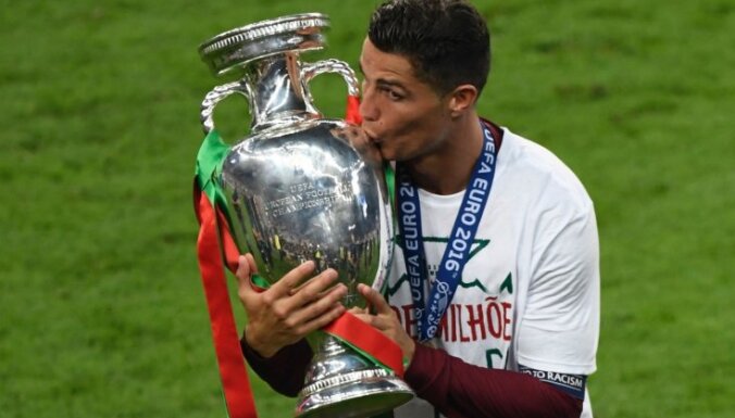 УЕФА признал Криштиану Роналду лучшим в Европе в сезоне-15/16