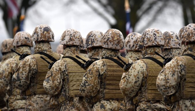 Latvijā neapsver iespēju ieviest obligāto militāro dienestu; aicina stāties zemessardzē