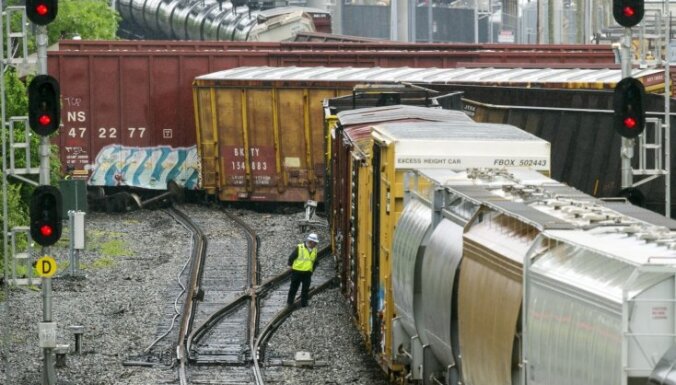 Foto: Vašingtona no sliedēm noskrien vilciens; noplūdušas ķīmiskās vielas