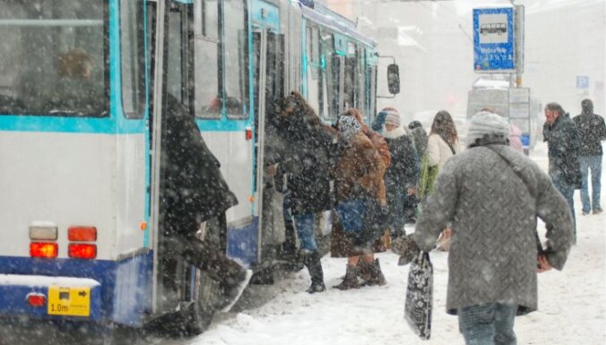 В Риге из-за снегa опаздывает общественный транспорт