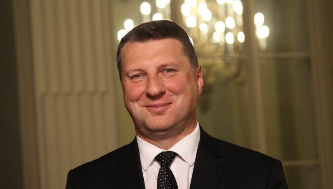 Президент Латвии улетит в Киев пообщаться с Порошенко и Яценюком