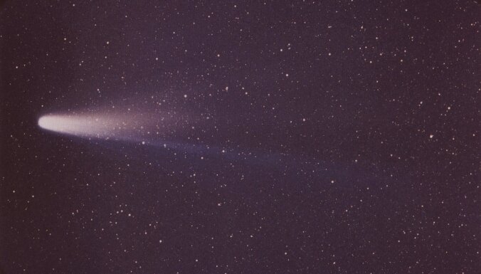 Šonedēļ debesīs vērojams visslavenākās komētas radītais 'zvaigžņu lietus'