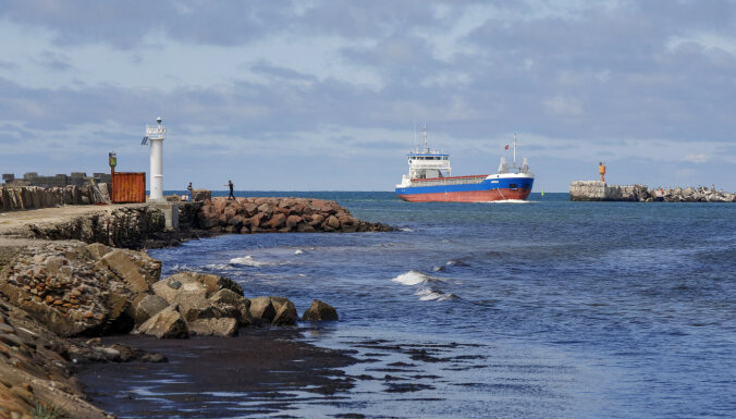 Купаться в водах Лиепайского порта опасно из-за выброшенного на берег острого предмета