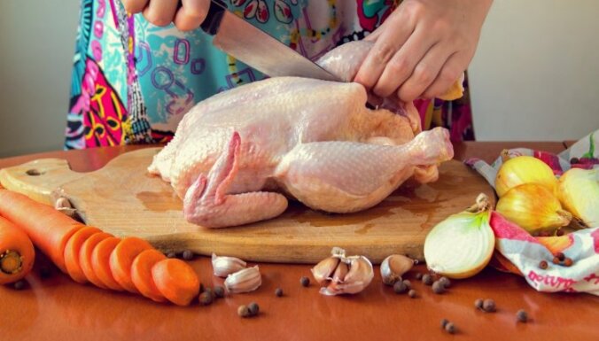 Saimniekojam ekonomiski: kā no vienas vistas pagatavot četras maltītes ģimenei