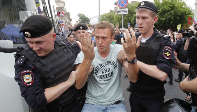 Krievijas opozicionāram Navaļnijam piespriests desmit dienu cietumsods