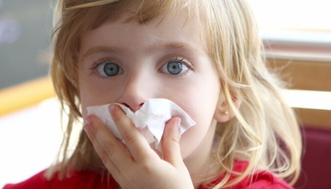 Исследователи тестируют на себе вакцину от COVID-19 в виде спрея для носа