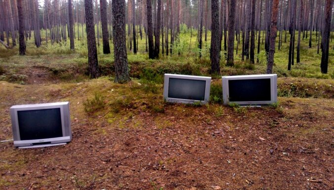 Sēņotāji Klapkalnciema mežā uziet televizorus