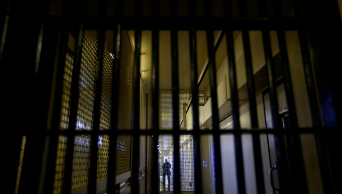 Centrālcietuma amatpersonu lūdz apsūdzēt par pārmērīgu fiziskā spēka lietošanu pret ieslodzīto