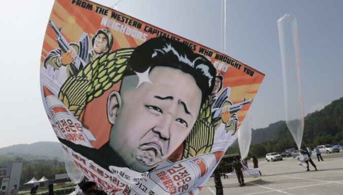 Ziemeļkorejas līderis militārajās mācībās savainojis kājas cīpslu, vēsta avots