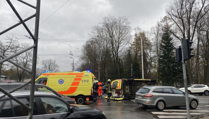 ФОТО: В Риге в результате аварии перевернулась машина скорой помощи