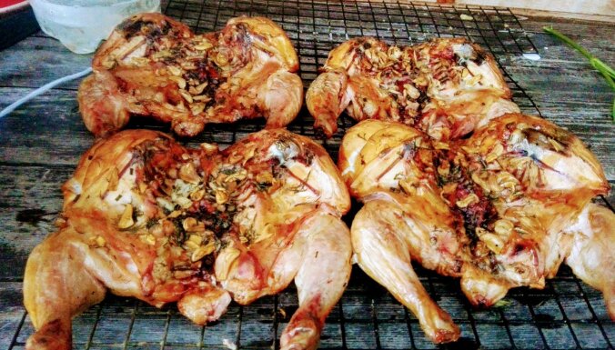 Etiķa marināde ar ķiplokiem un dillēm kūpinātām vistām