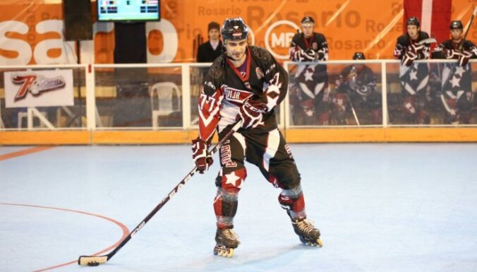 Latvijas komandai hokejā uz skrituļslidām graujoša uzvara IIHF pasaules čempionāta pirmajā spēlē