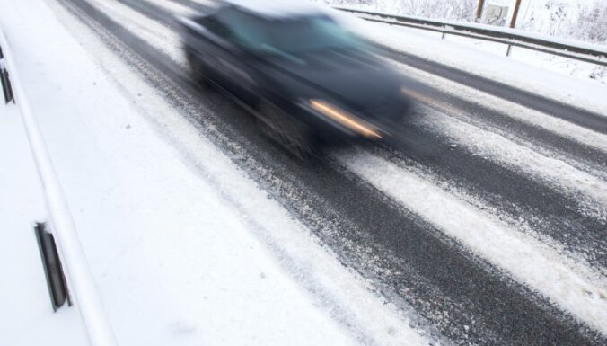 Снег и обледенение затрудняют движение по дорогам Латвии